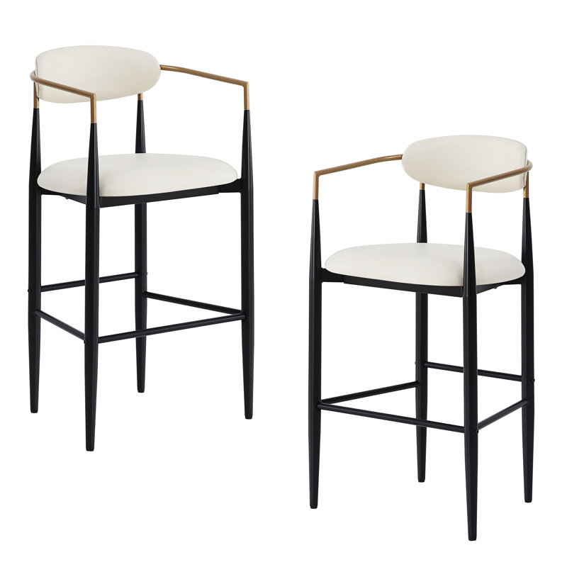 Deux tabourets de bar à hauteur de comptoir en similicuir beige et pieds en fer 2