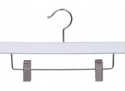 Cintre en bois pour chambre de bébé