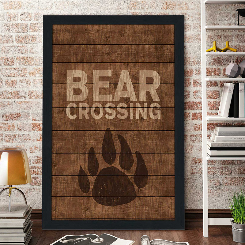 «Bear Crossing», reproduction d'impression, H 49,5 po x l 33,5 po x P 1 po, Cadre espresso