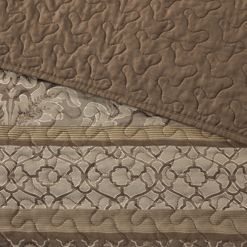 5 couvre-lits - grand. Brun et or. Comprend un couvre-lit, 2 taies décoratives et des coussins décoratifs. Fabriqué avec pour une durabilité de luxe. Affiche des feuilles, des rayures, des motifs. Surpiqûres ornées. Les détails dorés ajoutent de l'élégance.