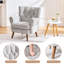 Fauteuil à oreilles capitonné avec accoudoirs roulés et coussins épais.-309566089