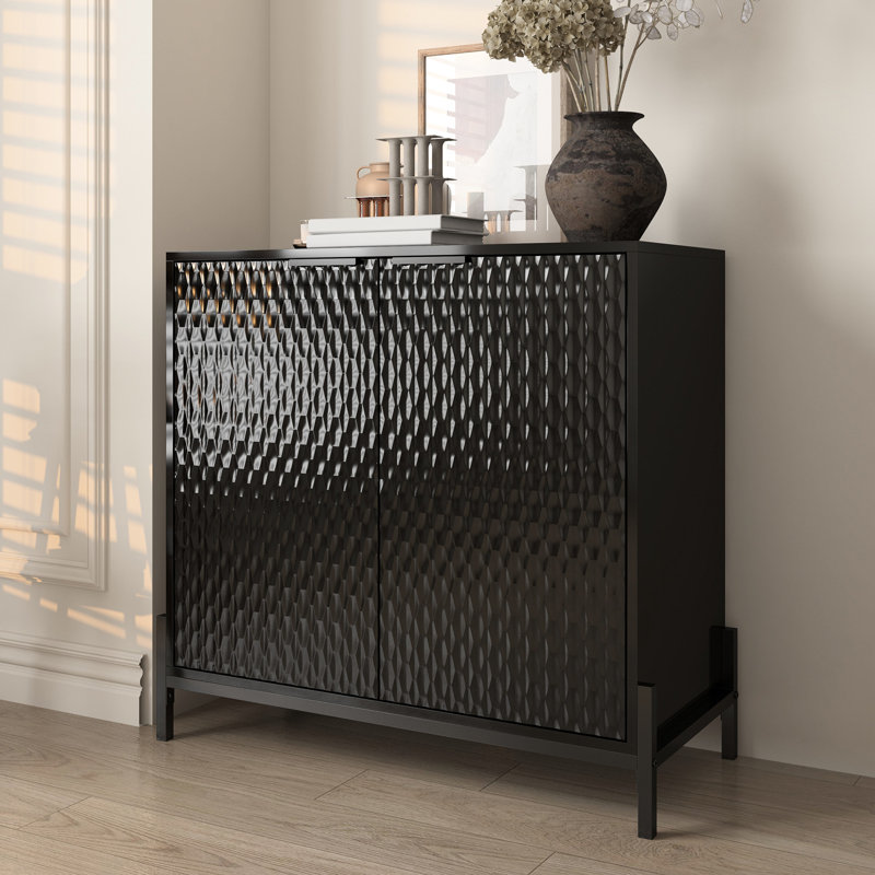 Armoire noire moderne à 2 portes avec une finition ultrabrillante et un support en métal, idéale pour plusieurs pièces, des détails dorés à rayures, une structure stable et des pieds thermolaqués, une apparence minimaliste