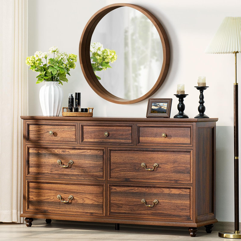 Commode de style champêtre de 137 cm (54 pouces) à 7 tiroirs avec pattes en bois massif, façades de tiroirs géométriques et poignées couleur laiton antique