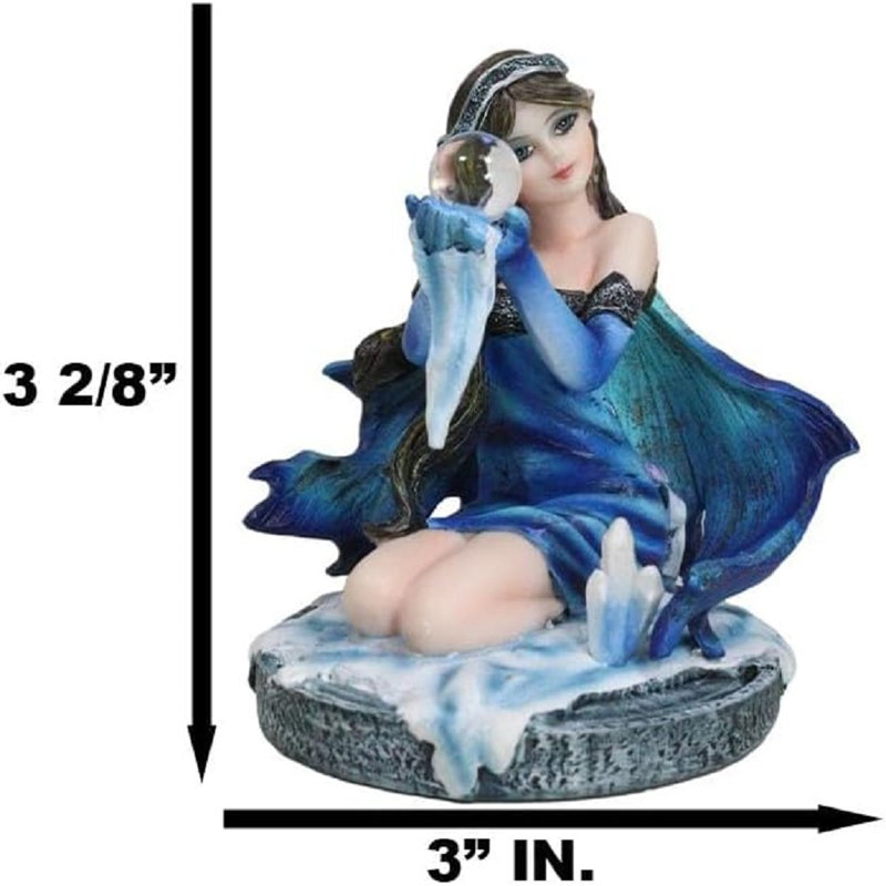 Figurine de petite princesse glacée à genoux avec boule de cristal