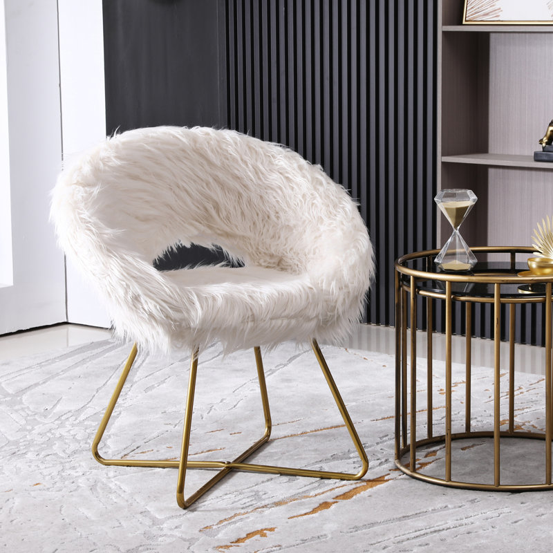 Fauteuil d'appoint en fausse fourrure blanc doux - aspect moderne, coussiné, structure de style traîneau doré, protection de plancher incluse, structure moderne et confortable en métal avec finition, résistance aux rayures
