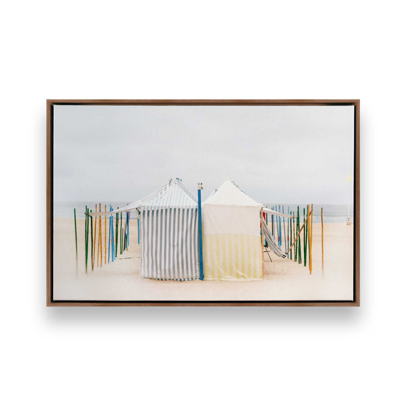 Cabines de plage rayées, H 20,75 po x l 30,75 po, Impression encadrée sans passe-partout, Noyer
