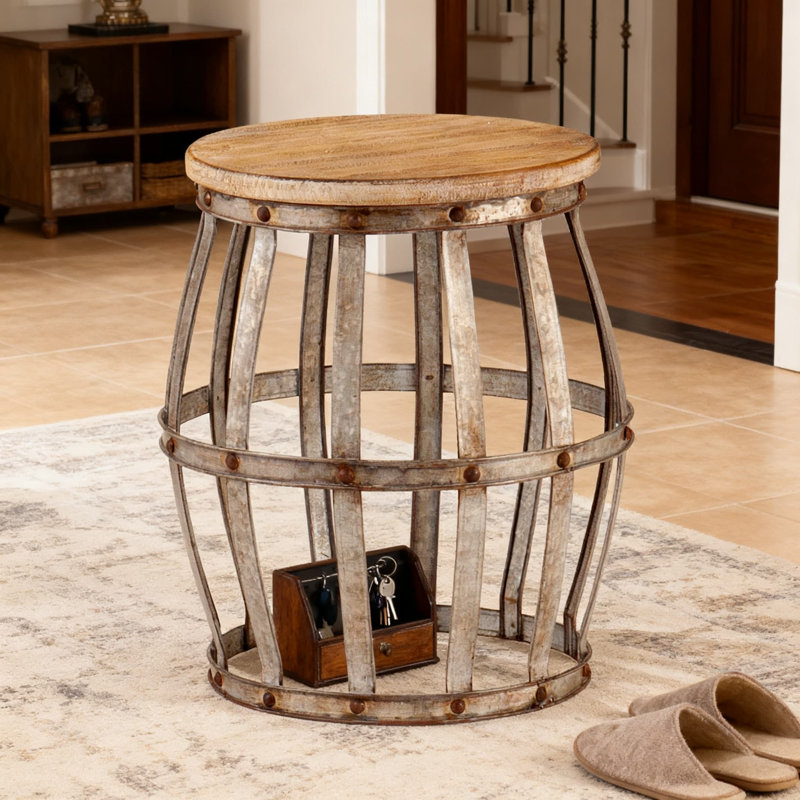 Table d'appoint industrielle avec finition argentée antique, bois de sapin rustique et métal clouté pour le salon, la chambre à coucher ou le vestibule