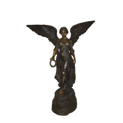 Statue ange debout sur un rocher en bronze - Taille: L 60 po x l 36 po x H 71 po.