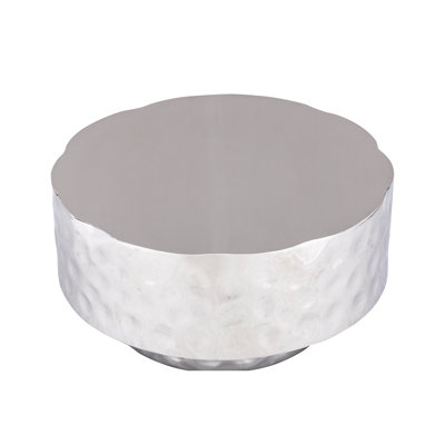 Table basse moderne moderne en métal argenté, texture martelée à la main, largeur et profondeur de 30 pouces, construction élégante pour la maison