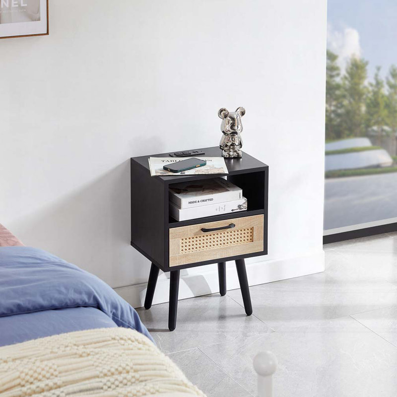 Table de bout en rotin 15,75 po avec prise de courant et ports USB, Noir