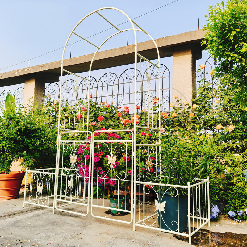 Arche romantique en métal avec portes doubles et supports à fleurs