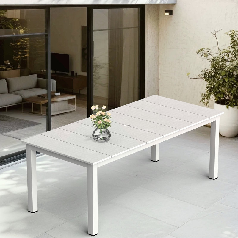 Une seule table de salle à manger extérieure qui peut être utilisée dans plusieurs cas de figure, Blanc