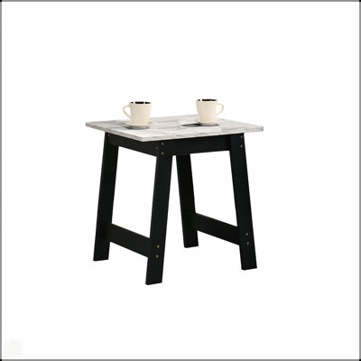 Table de bout compacte en faux marbre avec cadre noir élégant, parfaite pour une vie moderne et peu encombrante.