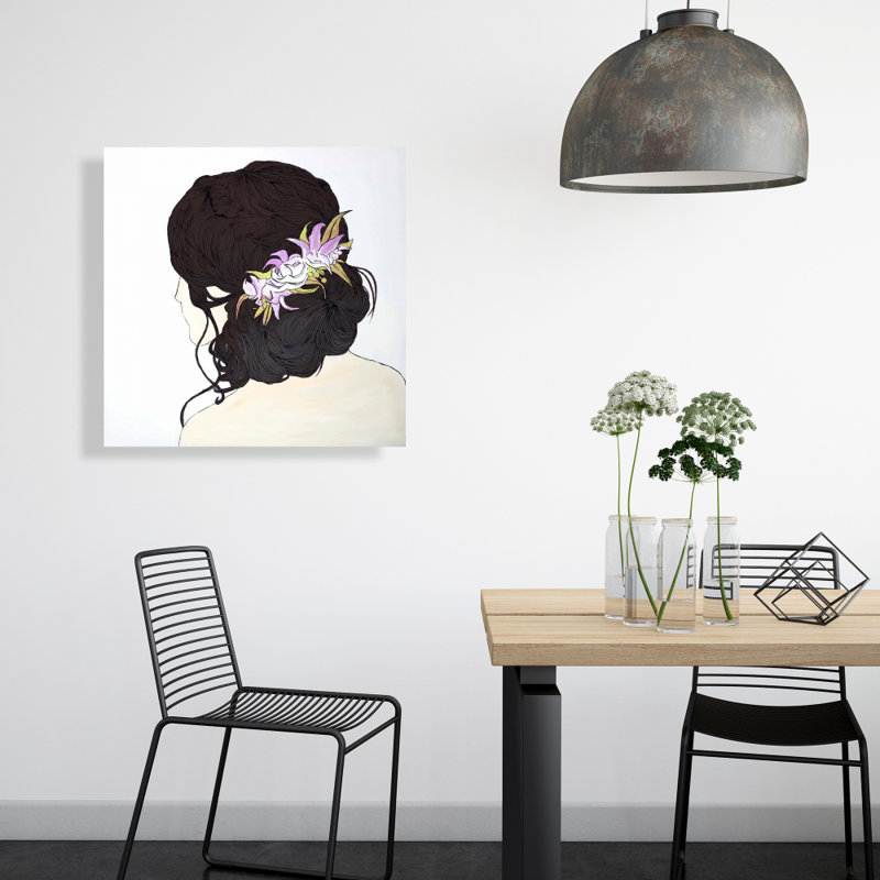 Femme par derrière avec des fleurs roses - Art de la décoration intérieure