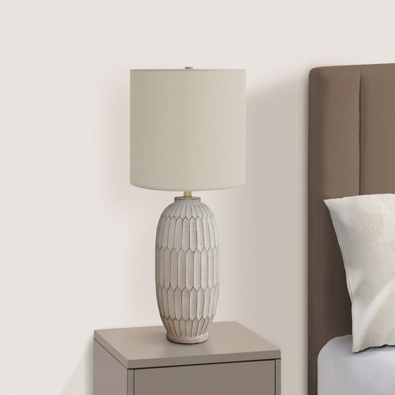 Lampe de table - 24 po de hauteur, en résine crème, ivoire et abat-jour crème