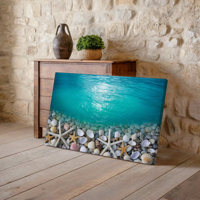 Reproduction d'art sur toile, "Scène côtière sereine" avec une surface d'eau turquoise vibrante bordée d'un tableau de coquillages et d'étoiles de mer