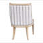 Chaise rembourrée avec garniture cloutée
