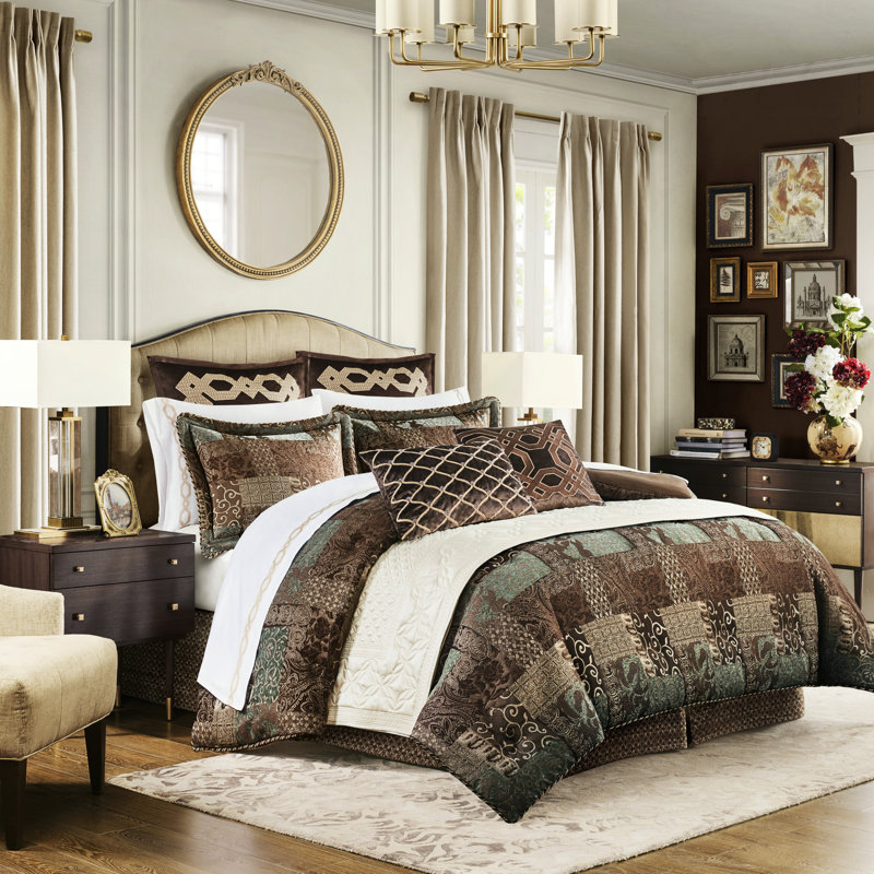 Red Queen Comforter 4 Piece - With Soft And Fluffy Feel For Bed Contrasting Layers