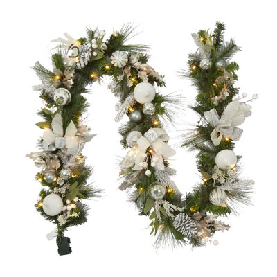Guirlande de Noël 9 pi avec 40 DEL, boules blanches argentées à piles, manteau de cheminée intérieur et extérieur