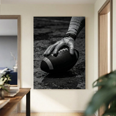 « Main gantée tenant un ballon de soccer », impression photographique en noir et blanc sur toile tendue - Noir