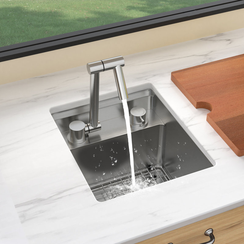 Évier de cuisine encastré 13 po x l 15 po à cuve simple en acier inoxydable de calibre 16 avec robinet pliable et crépine