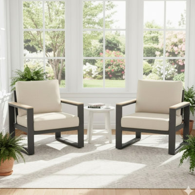 De 2 fauteuils de patio en aluminium avec des coussins beiges épais, des pieds stables en forme de U, des housses de coussin faciles à utiliser et des pieds résistants aux intempéries de 28,6 po pour un mobilier d'extérieur stable et nécessitant peu d'entretien