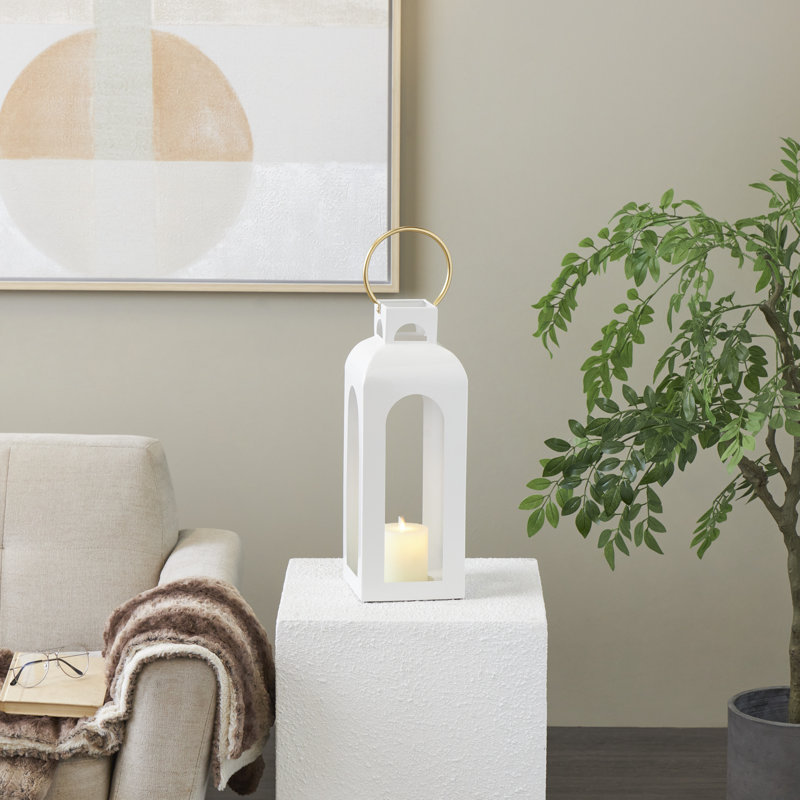 Grande lanterne blanche intérieure en métal à découpes arquées avec poignée dorée, H 22,5 po x l 6,55 po x P 6,55 po