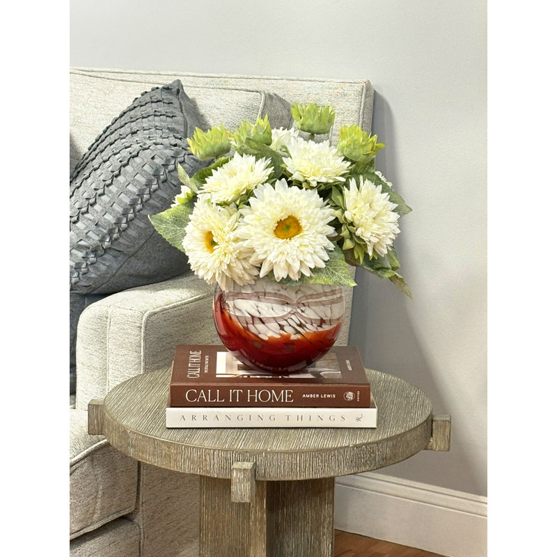 Tournesols disposés dans un vase en verre, Chenille kaki