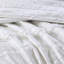Courtepointe en microfibre blanc très grand / très grand blanc à volants, housse 100% avec coussin contrastant 4 pièces à volants avec très grand jeté, look élégant-120469562-120469563
