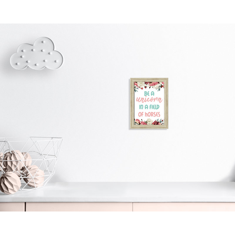Licorne dans un champ de chevaux, impression sur papier, H 14 po x l 10 po x P 0,6 po, Cadre plat beige