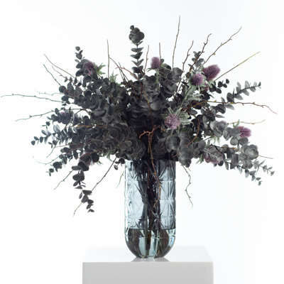 Centre de table en eucalyptus dans un vase