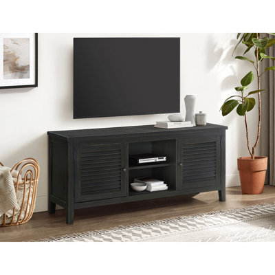 Meuble télé de 60 po au design côtier et à la finition vieillie, pouvant accueillir des téléviseurs de 69 po, avec deux portes à persiennes et des tablettes centrales ouvertes.