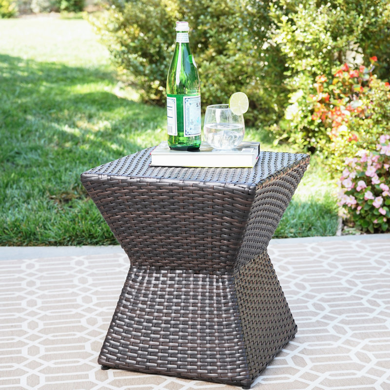 Table d'appoint de 40 cm (16 pouces), couleur brun, idéale pour le bord de la piscine, hauteur de 45 cm (18 pouces) sur une terrasse.