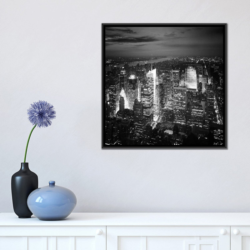 « new york city nights » par nina papiorek, reproduction de photo sur toile tendue, H 18 po x l 18 po x P 0,75 po