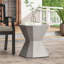 Table de bout élégante en forme de sablier en béton léger, parfaite pour les espaces extérieurs modernes et fonctionnels.
