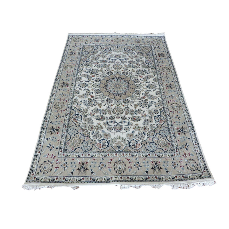 Tapis nain tissé à la main ivoire / gris / rouge avec médaillon en soie et laine, Rectangle 4 pi 8 po x 6 pi 8 po
