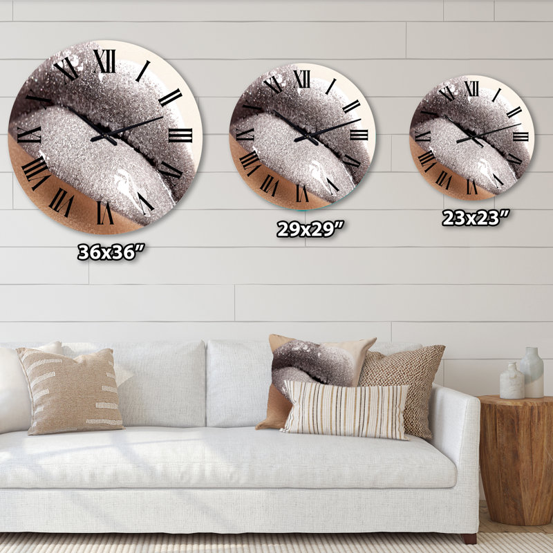 Gros plan d'une femme avec des lèvres brillantes - horloge murale moderne, Moyenne