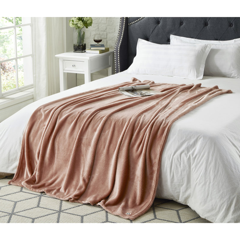 Jeté en flanelle à revers jacquard Serena 60 po x 70 po, Rosé