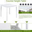 Ensemble de salle à manger blanc à 5 comptoirs. Table carrée avec embellissement en cristal. Bois massif et 4 chaises rembourrées fabriquées en blanc. Accent. Construit