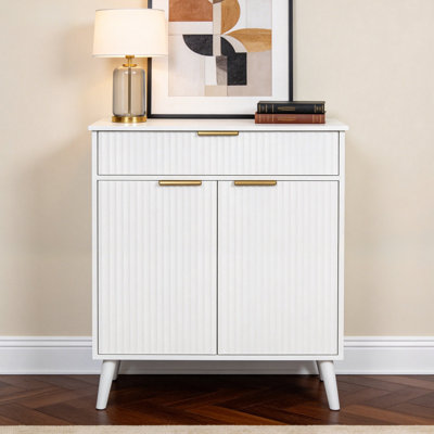 Armoire d'appoint blanche cannelée avec poignées dorées, 2 portes et 1 tiroir pour le salon, la chambre à coucher et le vestibule