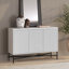 Buffet cannelé de 122 cm avec étagères réglables et système de gestion des câbles — Meuble de rangement scandinave blanc pour salle à manger ou salon | Dodson