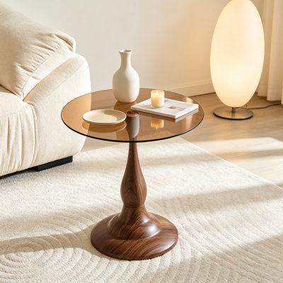 Table d'appoint en métal au fini noyer, plateau rond en verre trempé ambré de 50 cm, pied en forme de vase, idéal pour le salon ou la chambre.