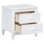Chambre blanche avec lit plateforme en bois et deux tables de chevet 3 charmantes -