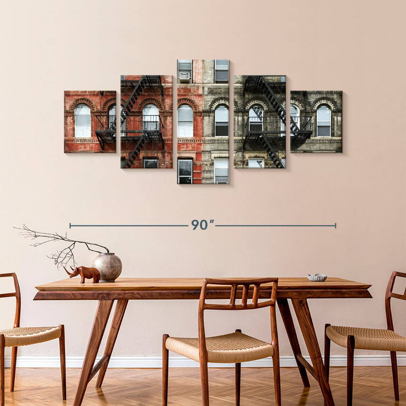 Immeuble d'appartements à New York, H 42 po x l 92 po