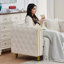 Causeuse Chesterfield en velours moelleux