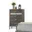 Commode de style contemporain à 4 tiroirs avec pieds en métal et poignées décoratives en acrylique