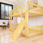 Lit superposé simple au-dessus d'un lit simple avec rampe d'escalade et échelle en bois-629826235