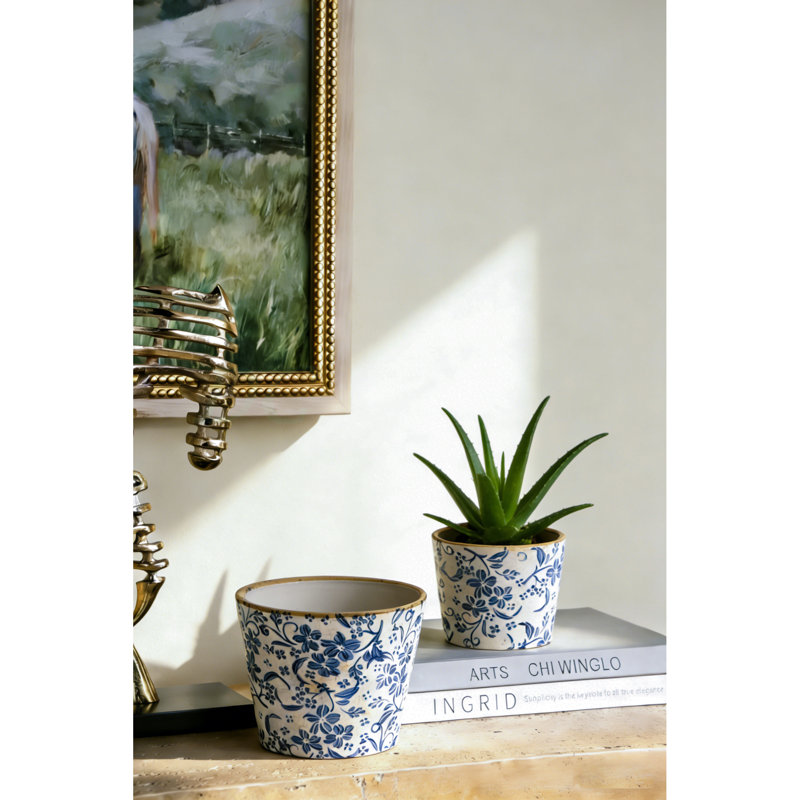 S / 2 jardinières en céramique bleue et blanche à motif floral