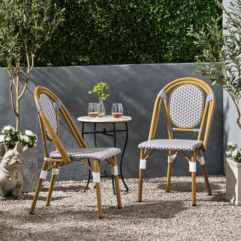 Deux chaises de bistro françaises - structure en aluminium, paire de sièges d'extérieur blanc gris