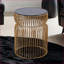 Café moderne en métal doré Ensemble de tables de bout avec plateau en verre teinté, peu encombrant et facile à nettoyer pour le salon